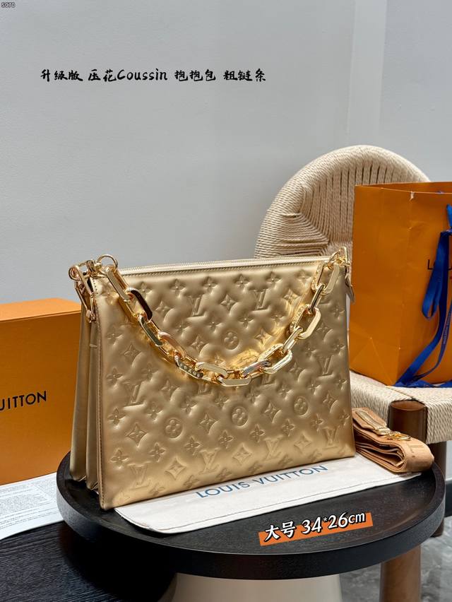 礼盒包装 升级版 高品质！ Lv Coussin 抱抱包 大号压花 新配色 Coussin手袋，采用蓬松羊皮革压印 Monogram 图案，以舒软质感呈现紧凑构