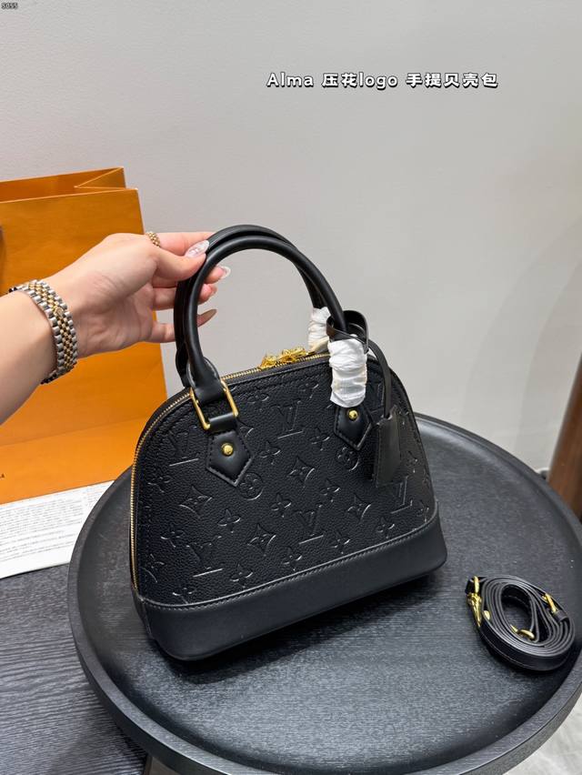 带礼盒 Size：25*18Cm Lv Alma压花Logo手提贝壳包 内敛！深沉！有味道！ 这款百搭的经典手袋 依然很受现代的青睐！ 搭配独家定制水波纹绝对是