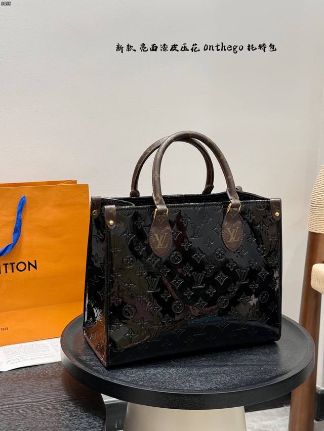 无盒子 Gucci 24Ss 新款 帆布提花布艺大Logo 丛林托特 超火的Onthego Tote托特包 日常通勤都非常可会越用越喜欢的一款,值得入手。 尺寸 无盒子 Gucci 24Ss 新款 帆布提花布艺大Logo 丛林托特 超火的Onthego Tote托特包 日常通勤都非常可会越用越喜欢的一款,值得入手。 尺寸