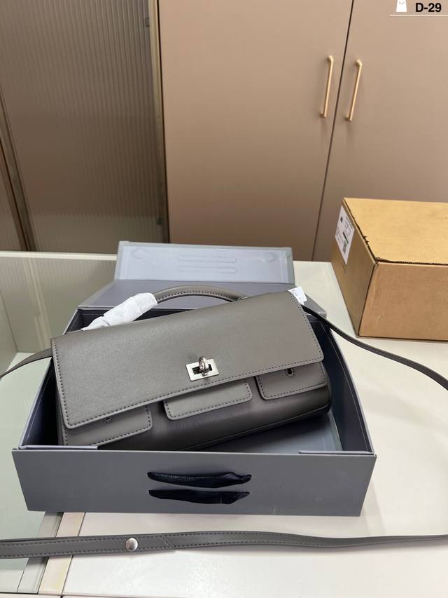 巴黎世家新款 Belair大廓形包包 柔软的大廓形包包 真的很喜欢又方便又酷的超实用大包 D-29尺寸27×14折叠盒飞机盒