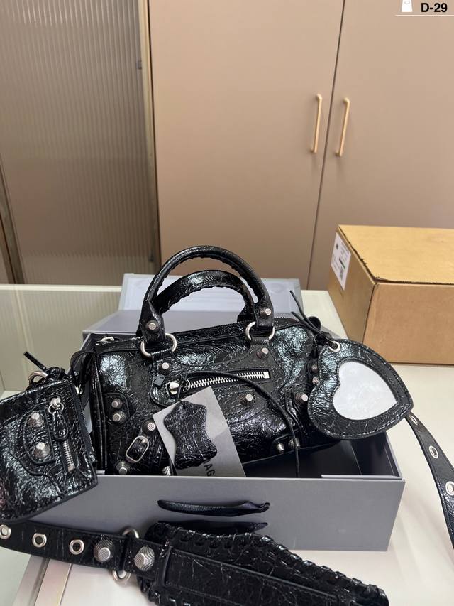 巴黎世家新款机车枕头包包 柔软的大廓形包包 真的很喜欢又方便又酷的超实用大包 D-29尺寸21×12折叠盒飞机盒