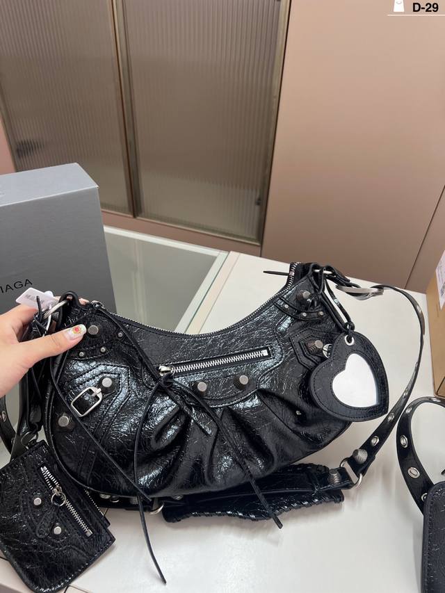 大 巴黎世家Le Cagole机车包 半月牙腋下包饺子包 外挂皮革卡包、心型挂镜 D-29尺寸30×15 25×12折叠盒飞机盒 大 巴黎世家Le Cagole机车包 半月牙腋下包饺子包 外挂皮革卡包、心型挂镜 D-29尺寸30×15 25×12折叠盒飞机盒