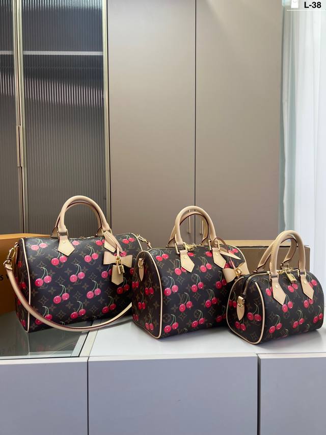 Lv 樱桃枕头包 Lv樱桃出战～太好看啦让人一见钟情的配色大大的满足日常使用需求L-38尺寸20×14 26×19 31×21折叠盒飞机盒