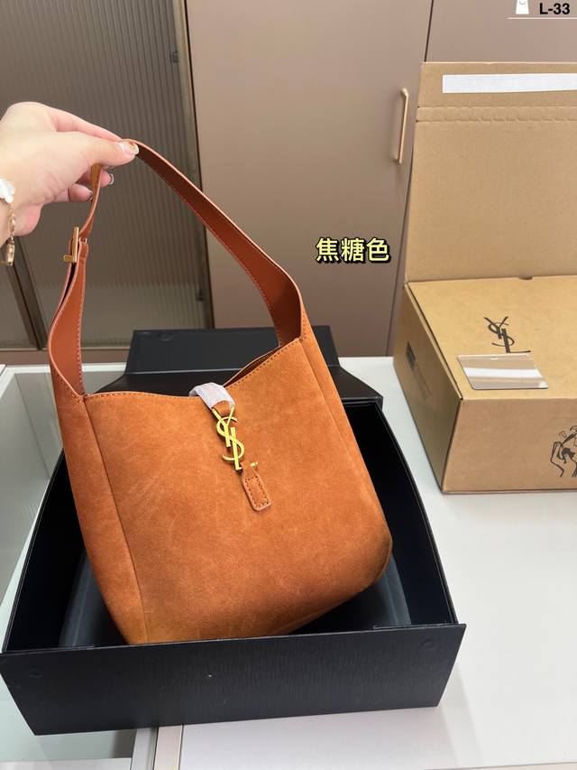 配镜子 Ysl圣罗兰水桶Hobo Saint Laurent将于本月陆续上新 延续Ysl女郎的优雅独立气质。 L-33尺寸20×22折叠盒飞机盒