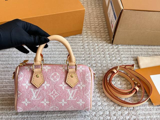 Lv牛仔Nanospeedy 粉色 终于到啦 都是一面深另一面偏浅色 复古做旧的感觉 尺寸 17 10Cm 配折叠礼盒 对版面料 更接近Zp Lv牛仔Nanospeedy 粉色 终于到啦 都是一面深另一面偏浅色 复古做旧的感觉 尺寸 17 10Cm 配折叠礼盒 对版面料 更接近Zp