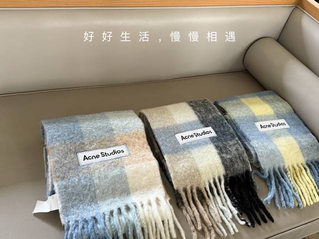 配盒 Size: *28Cm Acne超绝彩色围巾, 适合秋冬所有节日 超级百搭,氛围感十足 超级美啦 配盒 Size: *28Cm Acne超绝彩色围巾, 适合秋冬所有节日 超级百搭,氛围感十足 超级美啦