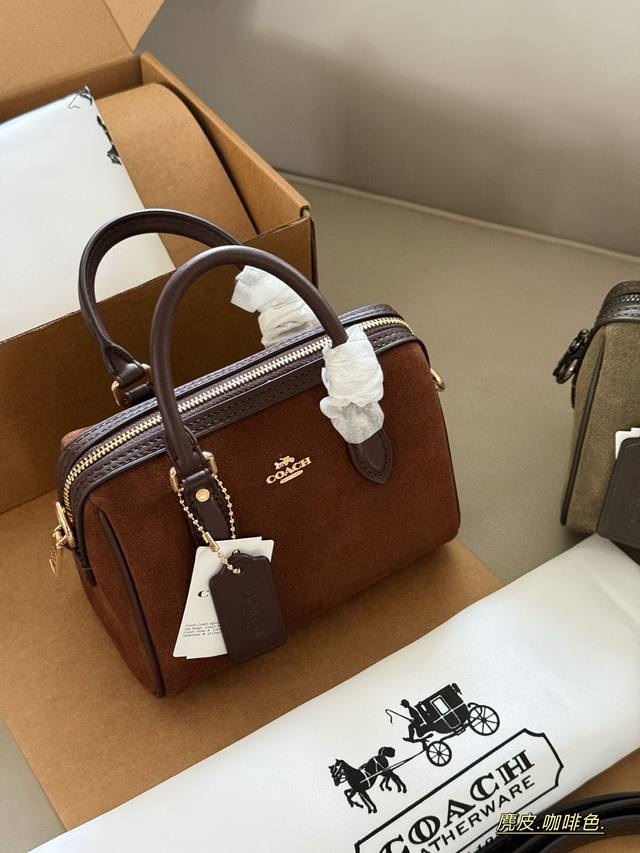 配盒 Size：18*12Cm C家 25Ss枕头包 麂皮 新品 Mini Rowan 高级感拉满的Mini波士顿~ 氛围感制造器 麂皮的咖棕色 秋冬大家都很喜