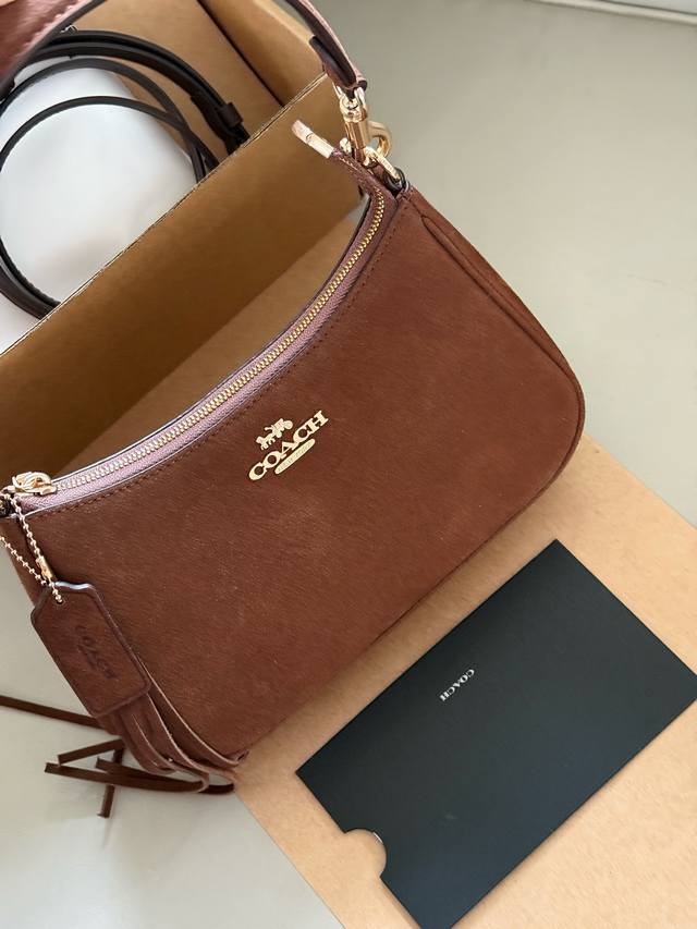 配盒 Size：24*13*7Cm C家 Teri腋下包 糖炒栗子 腋下包设计天花板了哦！ 配有2条肩带， 单肩斜挎都可以！ 颜值 麂皮材质也很有质感哦~