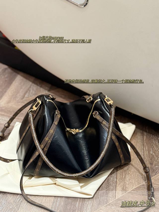 配盒 中号 Size：35*27Cm L家 Express 新品Get 复古又有质感噻 通勤又实用又时髦 感觉是会越用越爱越好看的包包 包包自重非常轻 可以单肩