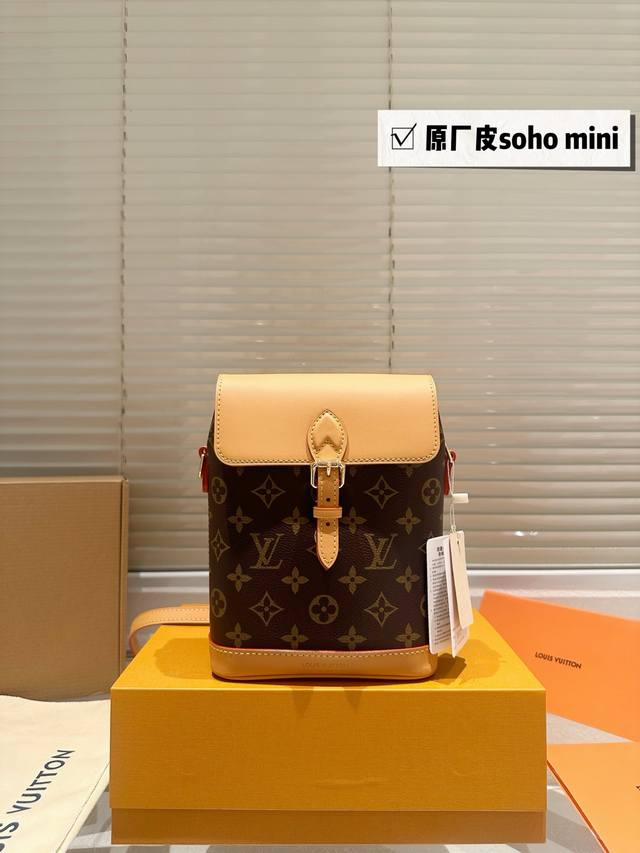 原厂皮 Lv Soho Mini双肩包 进口原版皮加进口原版进口五金,由帆布裁制而成,饰有“paris”皮质贴牌,此款可为运动造型增添纯正的时髦休闲气质。既可用 原厂皮 Lv Soho Mini双肩包 进口原版皮加进口原版进口五金,由帆布裁制而成,饰有“paris”皮质贴牌,此款可为运动造型增添纯正的时髦休闲气质。既可用