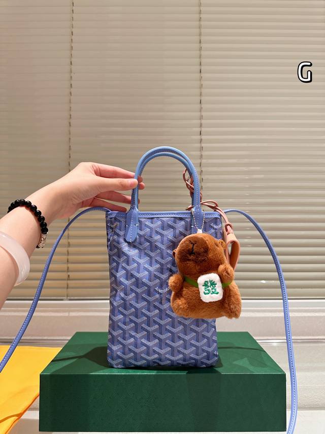 配礼盒 Goyard戈雅限量 Mini Tote 经典棕花托特 小号托特包非常受欢迎呀，两面都可以使用，一面纯色，一面Goyard经典花纹，非常实用哦！ 尺寸