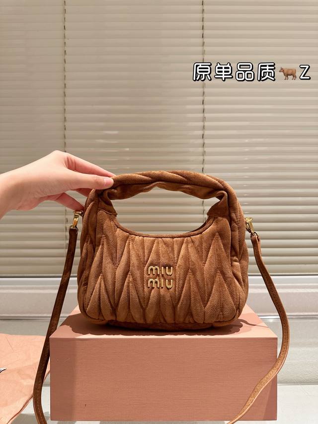 麂皮 Miumiu Wander手袋 Hobo腋下包 Miu家Wander手袋 Hobo腋下包，圆弧曲线既有俏皮感又有个性，可盐可甜 尺寸 20 12Cm