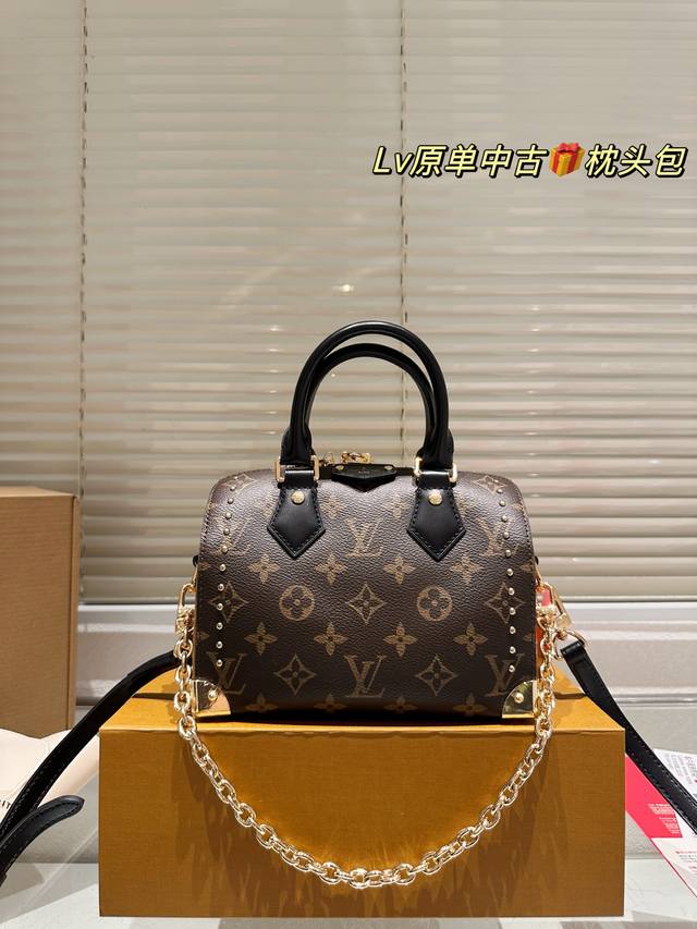 配折叠盒尺寸21*14 Lv铆钉枕头包 简单百搭 颜值高 日常出街首选 潮酷时尚女孩必入款