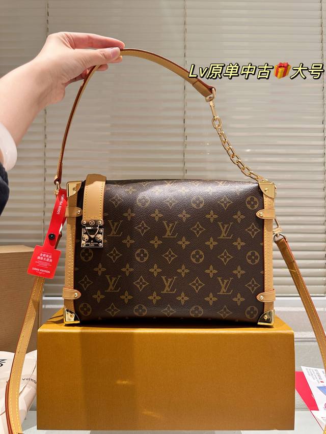 大号 全套包装尺寸30*21 Lv Side Trunk谷爱凌盒子包 Lv老花配色出战～太好看啦 老花经典色系 更加耐磨耐用啦！ 让人一见钟情的配色 大大的满足