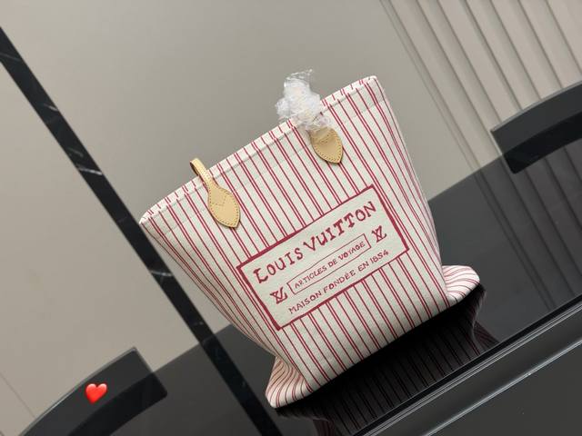 Lv新款猫猫手袋Carry It 棉质帆布材质超轻便，背上秒变邻家女孩！ 尺寸:34.36Cm