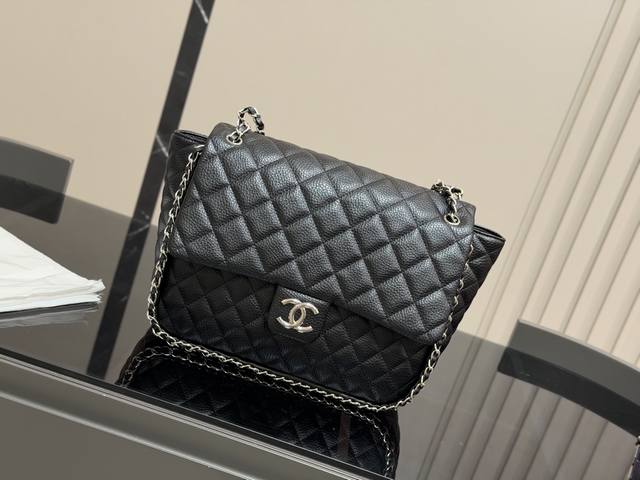 最酷不过Chanel黑银滚边 粗链硬帅机场包特别帅！！ 两侧都是五金滚边一圈！ 容量也很大噢！ 主要是真的很时髦 百搭时髦！ 尺寸:32.26Cm