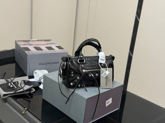 配全套包装 Size:22.12Cm 巴黎世家新款机车枕头包包 柔软的大廓形包包 上身慵懒感立刻Get、 真的很喜欢又方便又酷的超实用大包