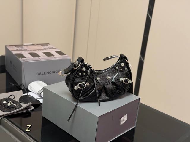 砖扣 配全套包装 Size：25.12Cm 巴黎世家Le Cagole 半月牙腋下包饺子包 致敬经典机车包系列重磅新款王炸登场La 可调节编织肩带附加孔眼 外挂