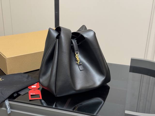 配飞机盒 圣罗兰新品托特 尺寸: 31.28Cm 出行必备单品 超大容量哦！