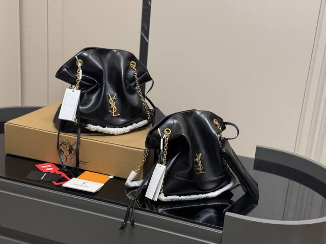 配盒 Size：34.32Cm 29.27Cm 圣罗兰太好搭配了呜呜呜 Ysl Bag 更酷哦！ 面料很耐造 高级感拉满 搜索 垃圾袋