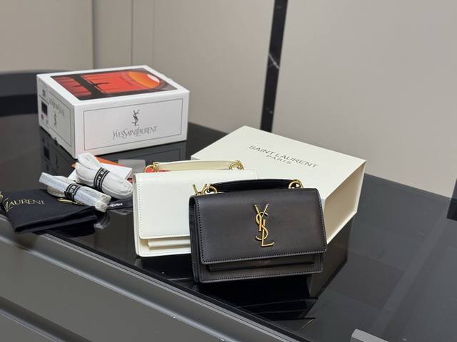 牛皮版本 配全套包装 圣罗兰王子文同款 无敌经典款牙签纹Sunset日落包原厂皮版本! 出了这么长时间热度依然不减, 可见它受人喜欢的程度非同一般! 力求无穷大 牛皮版本 配全套包装 圣罗兰王子文同款 无敌经典款牙签纹Sunset日落包原厂皮版本! 出了这么长时间热度依然不减, 可见它受人喜欢的程度非同一般! 力求无穷大