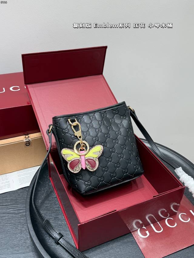 带挂件40 全套包装 复刻版 牛皮压花 尺寸16*19Cm Gucci Emblem系列水桶包小号 全新 系列焕新诠释品牌的隽永优雅风范和精湛工艺。这款水桶肩背