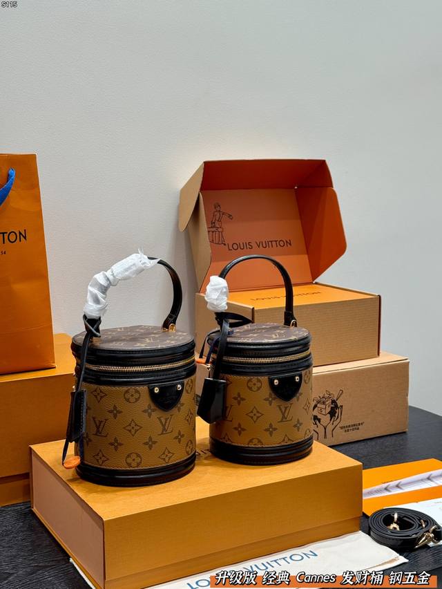 折叠飞机礼盒 升级版！钢五金！ Size：17.15Cm 大号 14.13Cm 小号 Lv Cannes 饭桶水桶包 发财桶！发财桶！ 越用越香！！！ 百搭实用