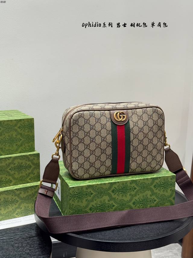 折叠礼盒 Gucci 古奇男士 Ophidia系列Gg 手拿包肩背包相机包 重工款宽肩带 男女通用斜挎单肩包 实物拍摄 规格24 X 16Cm。 折叠礼盒 Gucci 古奇男士 Ophidia系列Gg 手拿包肩背包相机包 重工款宽肩带 男女通用斜挎单肩包 实物拍摄 规格24 X 16Cm。