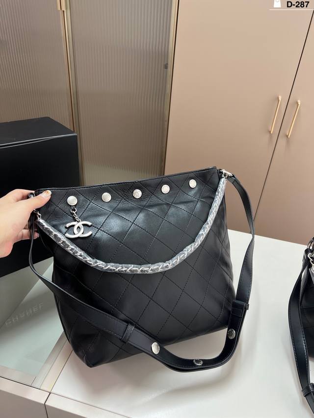 大 羊皮 Chanel香奈儿25p金币嬉皮包 搭配复古香奈儿 包包的链条 類上还有一枚金币 D-287尺寸22×25 27×29折叠盒