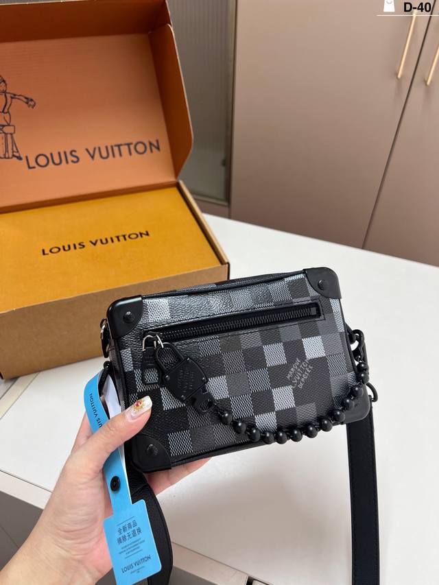 Lv 软箱子 秀款Mini Soft Trunk，Mallle Mini Soft的点特是其Monogram图与案链条这链条以可将个这包单肩或手拎一用样手拿着