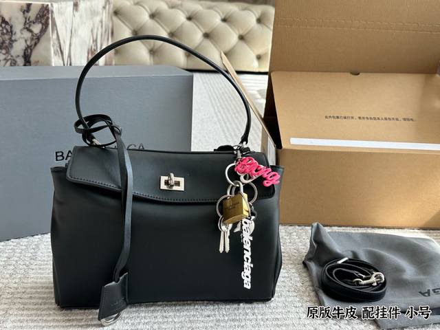 配挂件 原版皮 配挂件配礼盒 Size:28*18Cm 巴黎世家新款Rodeo大廓形包包 柔软的大廓形包包 上身慵懒感立刻Get、 真的很喜欢又方便又酷的超实用 配挂件 原版皮 配挂件配礼盒 Size:28*18Cm 巴黎世家新款Rodeo大廓形包包 柔软的大廓形包包 上身慵懒感立刻Get、 真的很喜欢又方便又酷的超实用