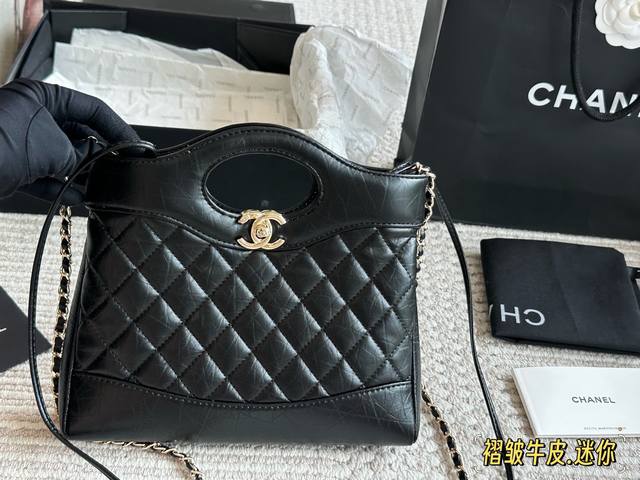 迷你 配盒 褶皱牛皮 Size：22*23 Cm 小香家 23A值得入手的 可可爱爱的横版31 Chanel又又又复刻了 新款31Bag出了Minisize 这