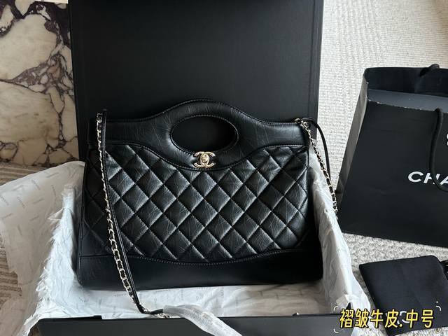 中号 配盒 褶皱牛皮 Size：36*30Cm 小香家 23A值得入手的 可可爱爱的横版31 Chanel又又又复刻了 新款31Bag出了Minisize 这谁