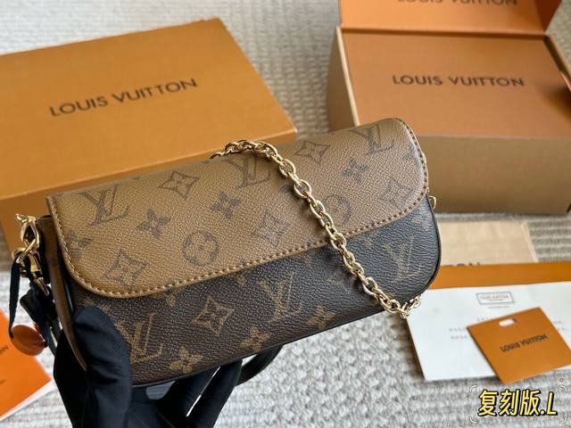 配盒 Size：22*12Cm L家 新晋爆款Ivy Woc 这个版本很难得哦！抓紧抓紧！ 出道即巅峰 双链条设计的麻将包 可斜挎可单肩可手提 内置卡槽 可爱好