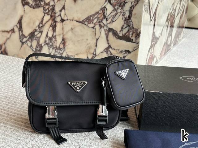 配盒 松弛感就属你了prada邮差 prada的这个黑色中古邮差已经夸好多次啦哈哈 不仅好用，又好看又时尚 穿搭搭配也是很不错的一个选择啊~ 快快给男朋友也安排