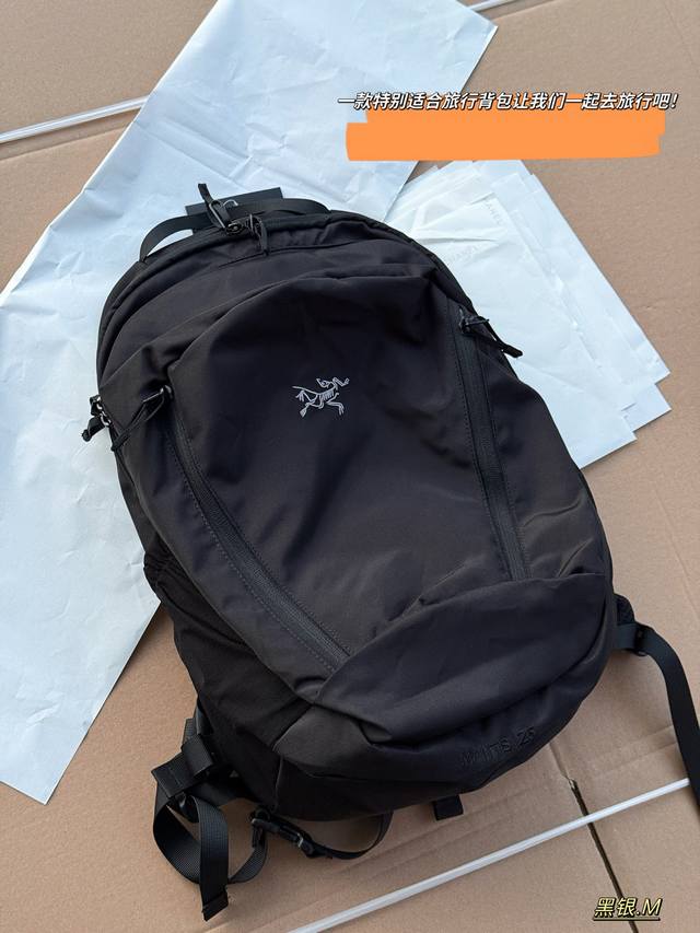 无盒 国庆中秋出游必备好物 Size：25*42Cm 被小伙伴催拍的一款 始祖鸟Mantis26 双肩包真香 轻量化的背包！自重薄如纸！ 关键是容量大啊 出去旅