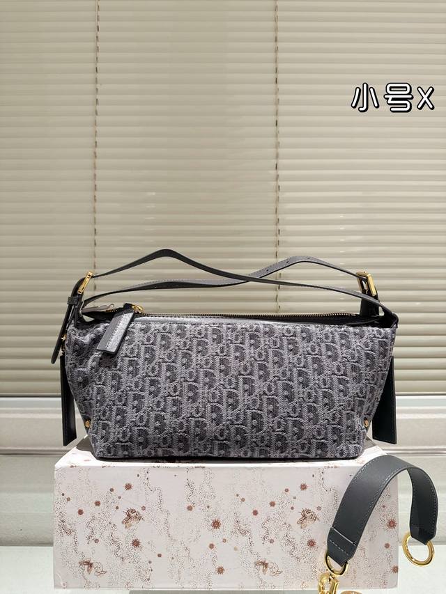 复刻版 原版布 D-Journey系列手袋 细节巧思 谁家爱豆背上啦今年D家真的在松弛感这件事情上做到了极致 可运动休闲又可大小姐背上仿佛走到了巴黎街头 松弛的