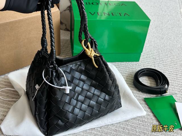 牛皮 配盒 Size:22 16Cm Bv 降落伞 迷恋老钱风随意又慵懒的感觉 牛批皮质 牛皮 柔软容量超大手拎大小感觉很合适