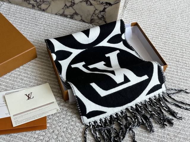 配盒 Size： Cm*29Cm L家 新款围巾 Logo越大越有感觉 黑白配色，简单大气！ 羊毛材质的很亲肤， 摸着也是软软的 长度和宽度简直是用料足足