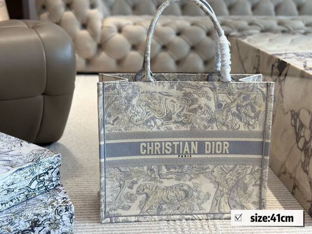 礼盒 Size：26*21Cm 36*28 Cm 41*35Cm D家 Tote购物袋 Cdbooktote23最新购物袋 立体刺绣 非普通货 搜索Dior T