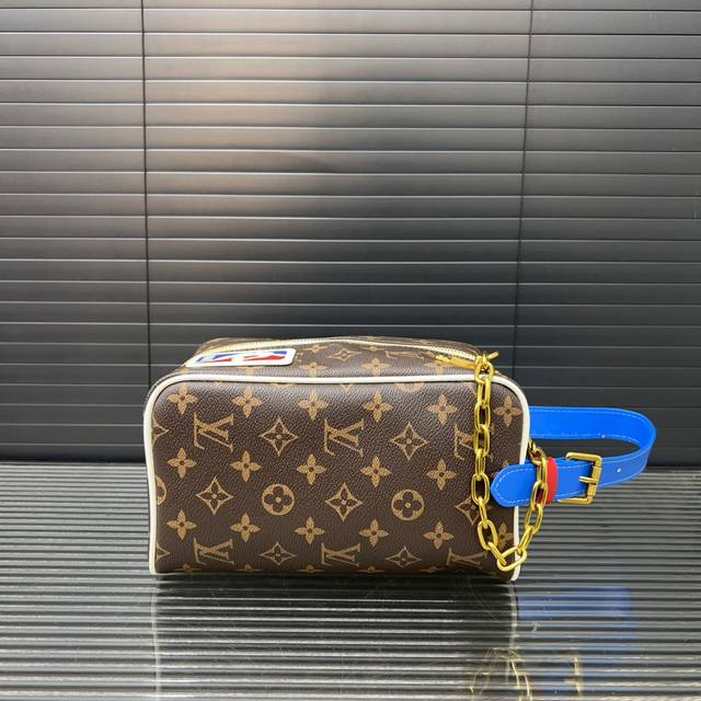 Louisvuitton 路易威登 Nba联名 Cloakroom Dopp Kit手袋 手拿包 化妆包 洗漱包袋 经典百搭 实物拍摄 男女通用 配送防尘袋 礼 Louisvuitton 路易威登 Nba联名 Cloakroom Dopp Kit手袋 手拿包 化妆包 洗漱包袋 经典百搭 实物拍摄 男女通用 配送防尘袋 礼