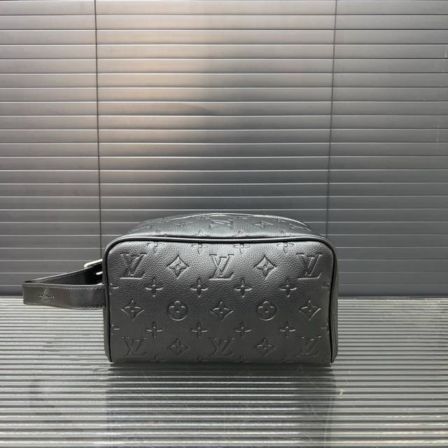 Louisvuitton 路易威登 Lv压花洗漱包袋 手拿包 化妆包 经典百搭 实物拍摄 原厂原版面料 配送防尘袋 礼盒 13 X 23 Cm。