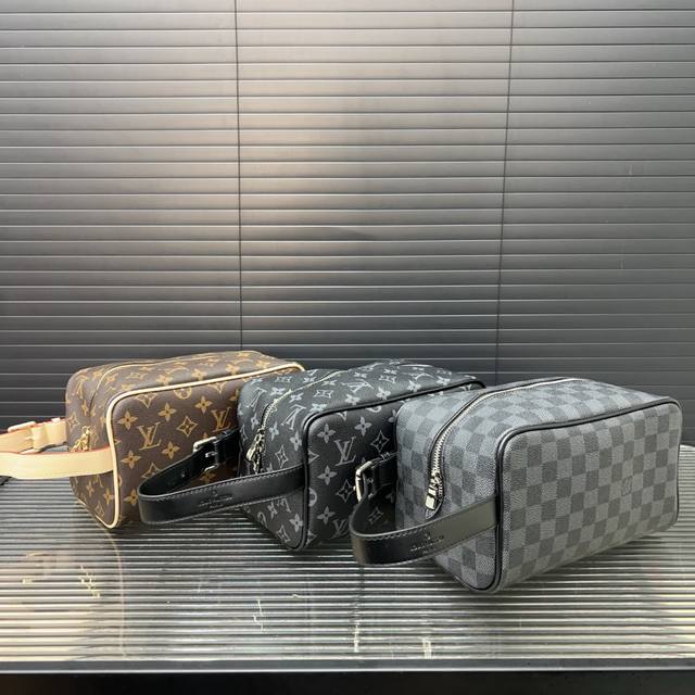 Louisvuitton 路易威登 Lv印花洗漱包袋 手拿包 化妆包 经典百搭 实物拍摄 原厂原版面料 配送防尘袋 礼盒 12 X 22 Cm。