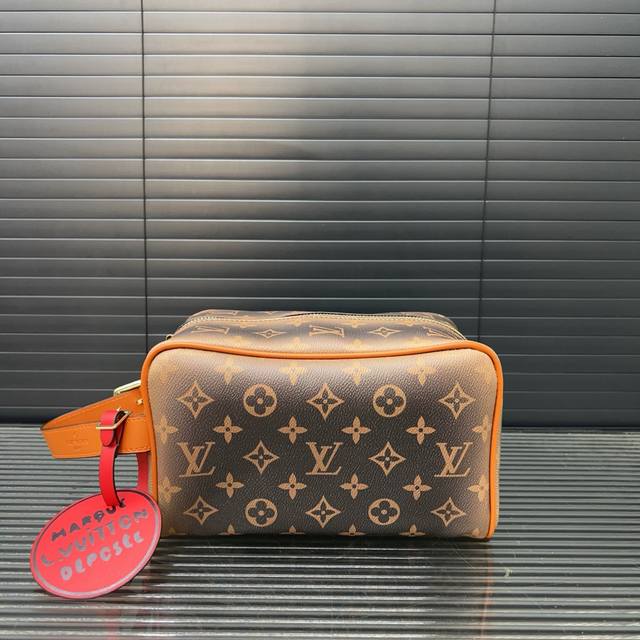 Louisvuitton 路易威登 Lv 化妆包 洗漱袋 手拿包 经典百搭 实物拍摄 原厂原版面料 配送防尘袋 礼盒 12 X 22 Cm。