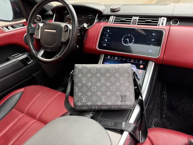 高端货 “Louis Vuutton”Lv单肩包 路易威登邮差包 M46255 Louis Vuitton District 系列 字母标识老花通勤可调节肩带