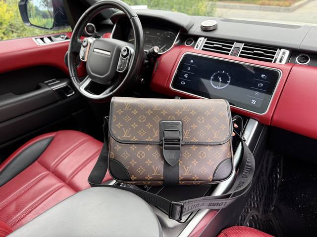 高端货 “ Louis Vuitton ”Lv单肩包 路易威登邮差包单肩斜挎包 M46328 Louis Vuitton Archy 系列 老花满印可调节肩带磁