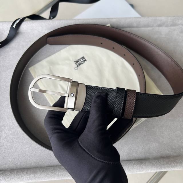 马蹄形带扣黑色 棕色双面皮带 35毫米 马蹄形闪亮镀钌带扣。可调节长度，3.5厘米 X 120厘米，黑色和棕色双面皮带。打造经典灵动造型。 货号 Mb12880