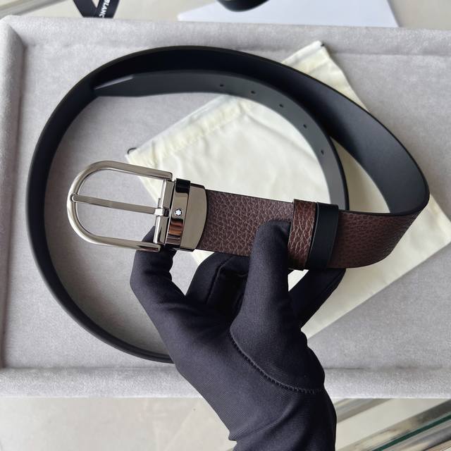 马蹄形带扣粒面皮带 35毫米 马蹄形镀钯和镀钌针式带扣。可调节长度，3.5厘米 X 120厘米，粒面咖色皮革皮带。融合传统元素与现代风格的精致配件。 货号 Mb