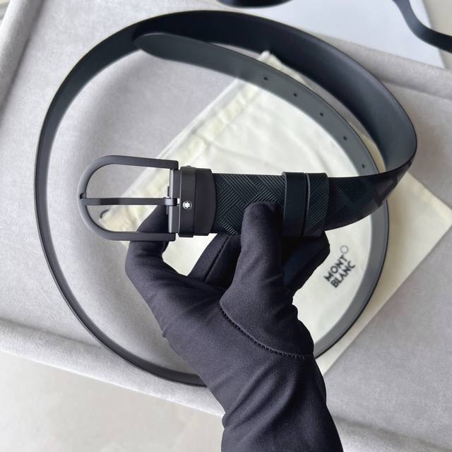 风尚系列马蹄形带扣经典黑腰带 35毫米 作为所有造型的可靠伴侣，这款3.5 X 120厘米腰带采用醒目的万宝龙风尚3.0印花皮革制成，搭配黑色马蹄形带扣，饰以橡