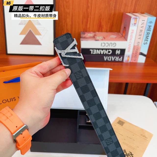 1带1扣 1带2扣 路易L家 双扣版 1带2扣 正版开模 此款腰带双面采用原厂牛皮带身，精密电镀标志性五金搭扣 对版专柜。3.8Cm 如需木盒40